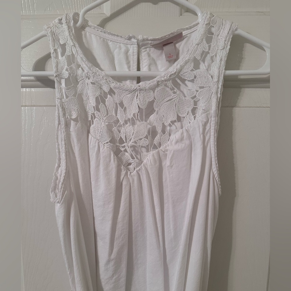 NWOT!! Beautiful Women’s Small lace dress with cute tie at waist! - Picture 2 of 5